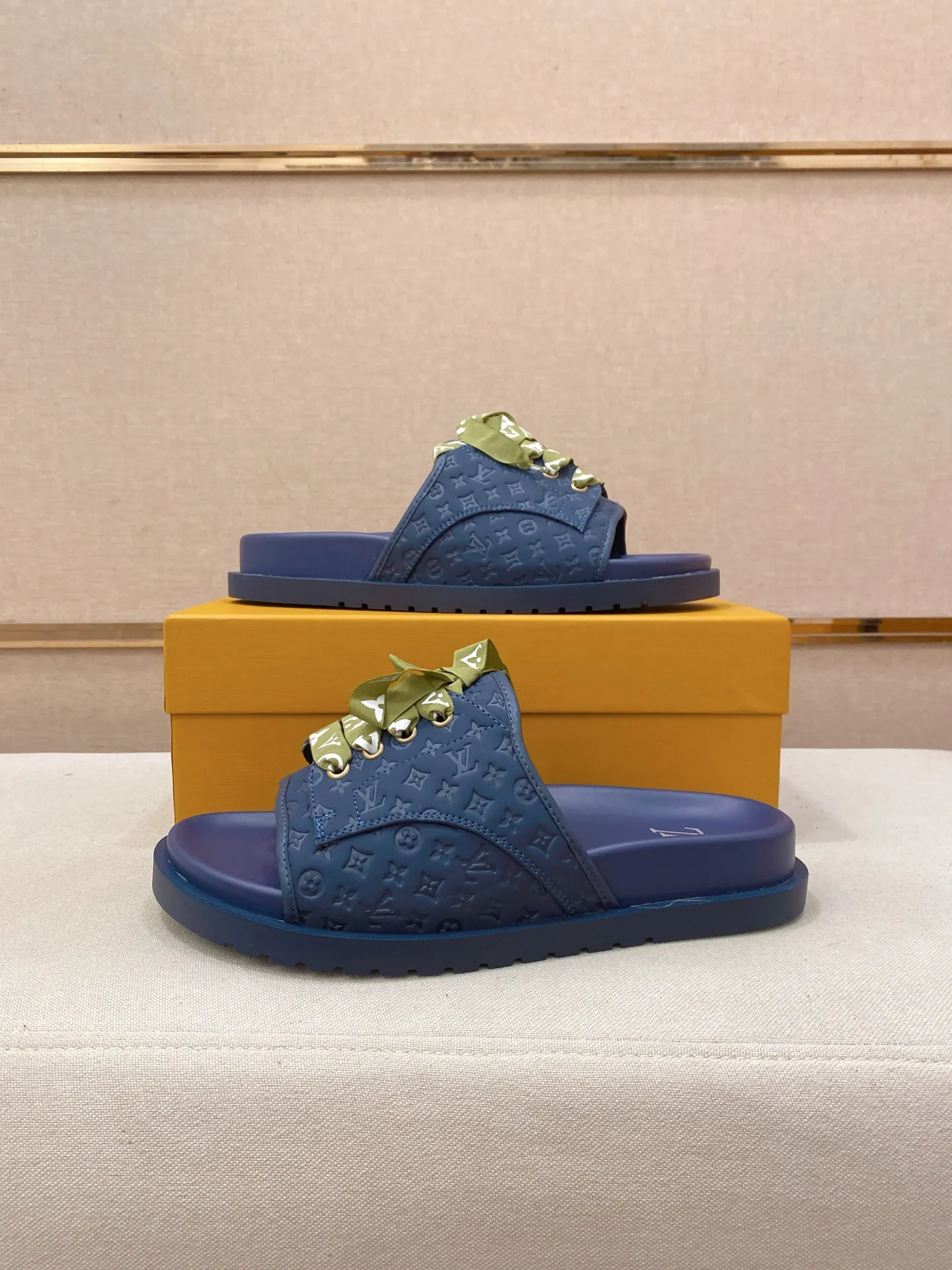 Men's shoes 💰: 340💰Made by LV🔍Top purchasing agents. Men's spring and summer slippers are available at the same counter. The uppers are imported cowhide from Italy, with logo graphics and high-quality craftsmanship. Soles: original soles specially provided by the original factory. Exclusive movable molded soles are super comfortable. Original goods follow orders. 🔍🔍High quality. You can enter and exit the counter at will. Welcome to compare. Size 38-44.
